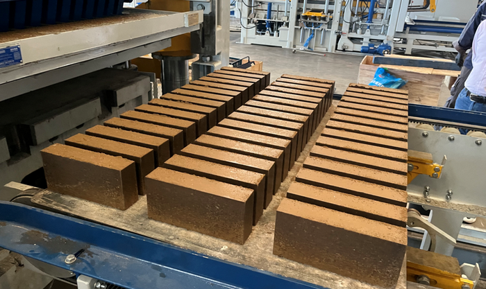 Целосно автоматска машина за правење тули ZN1500 го овластува клиентот од Источна Кина при искористување на ресурсите на тиња